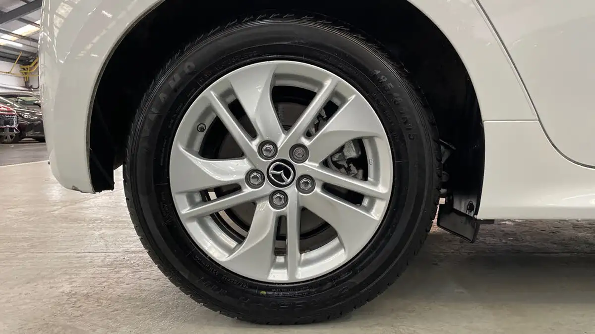 2024-mazda-mazda2-15-centre-line-big-18