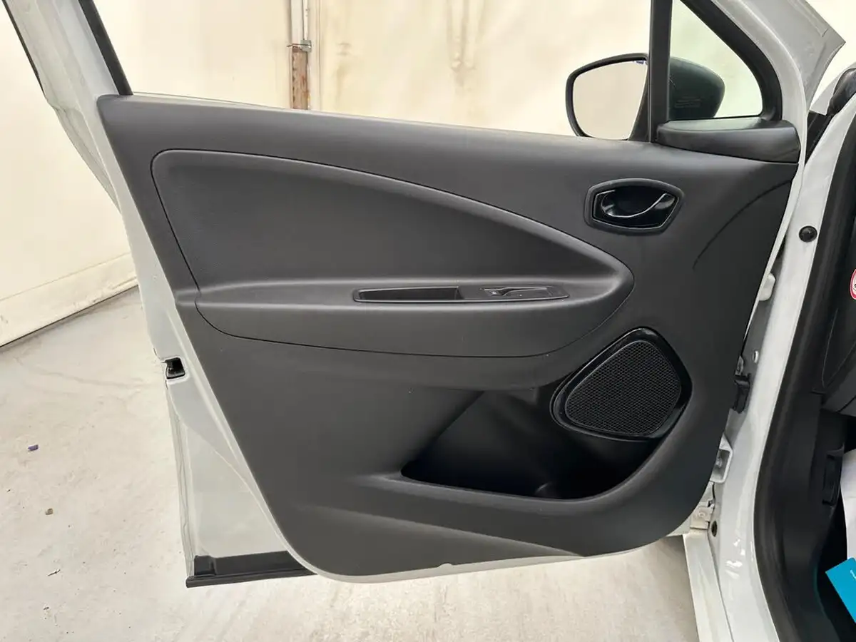 2021-renault-zoe-e-i-play-big-29