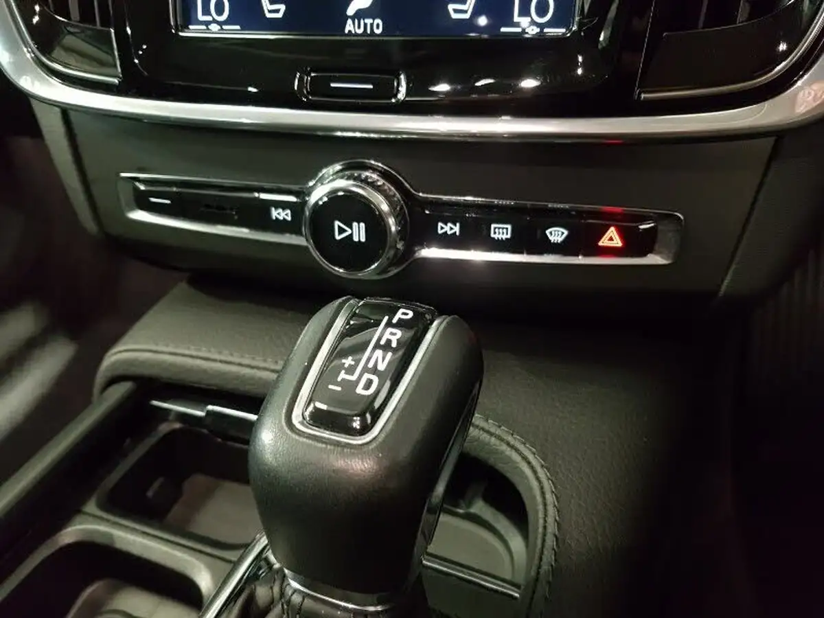 2019-volvo-v90-20-t5-cross-country-big-13