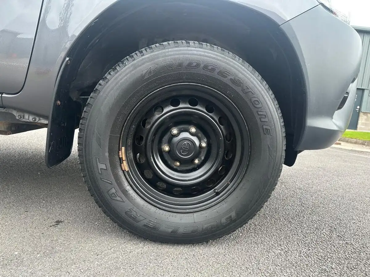 2019-toyota-hi-lux-24d-4d-active-150hpeu6dt-e-32t-double-pick-up-big-11