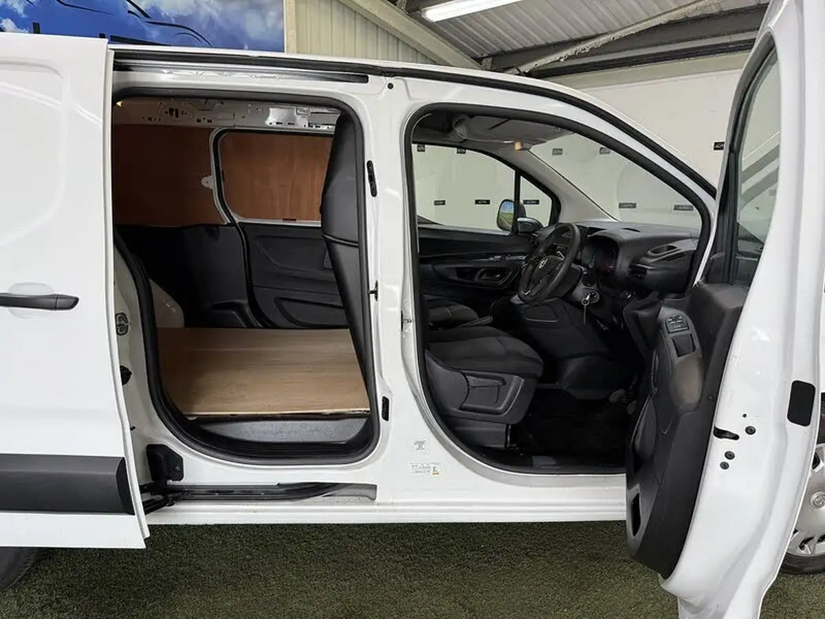 2020-vauxhall-combo-15cdti-sportive-2300-100pseu6d-t-l2h1-panel-big-25