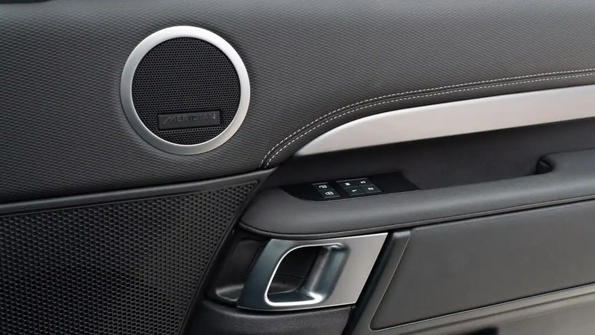 2023-land-rover-discovery-30-d300-dynamic-se-big-29