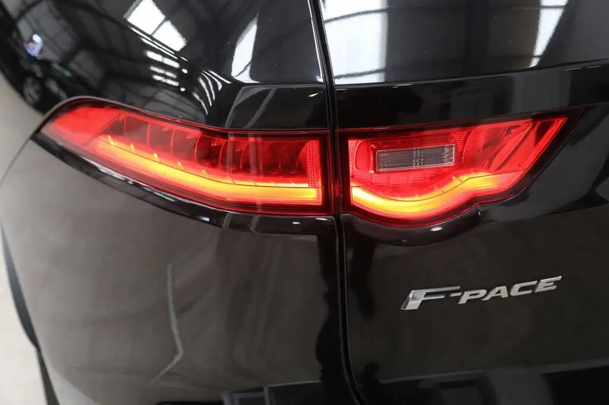 2020-jaguar-f-pace-20-i4d-chequered-flag-180ps-big-12