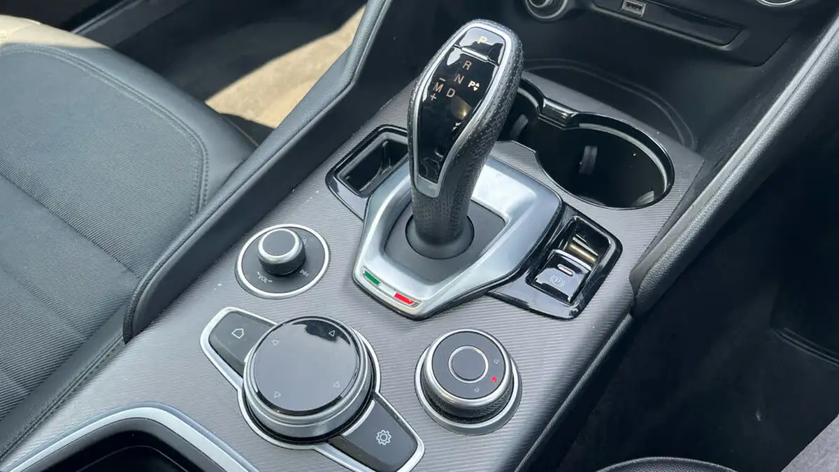 2022-alfa-romeo-giulia-20-sprint-197bhp-big-19