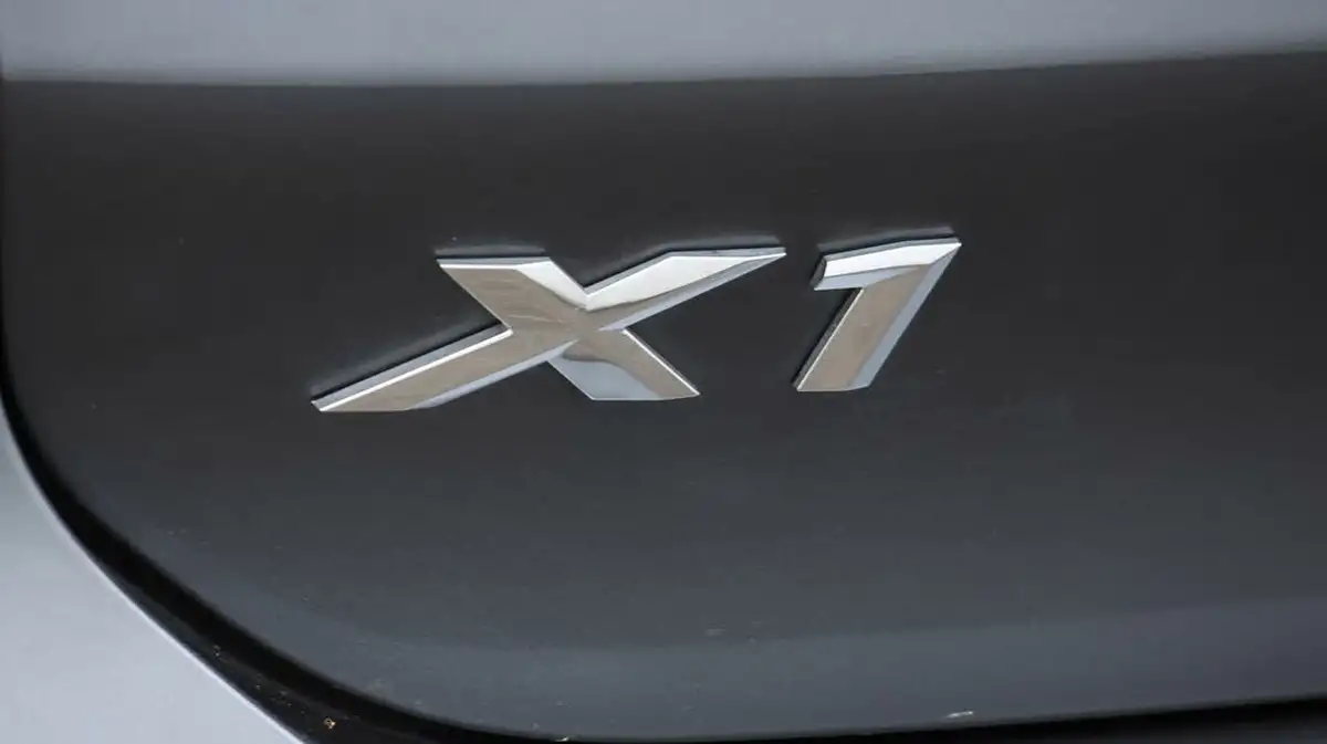 2020-bmw-x1-20-sdrive-20i-xline-big-21
