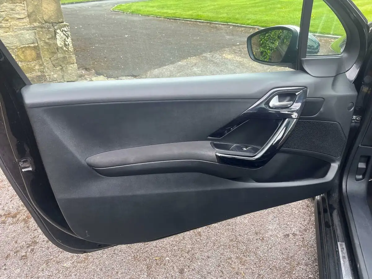 2015-peugeot-208-12-style-puretech-3d-big-9