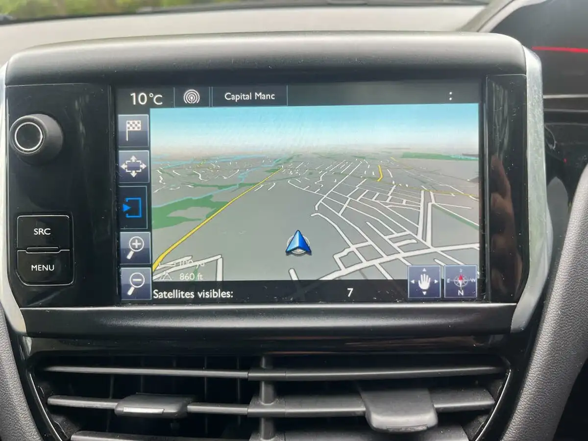 2015-peugeot-208-12-style-puretech-3d-big-33