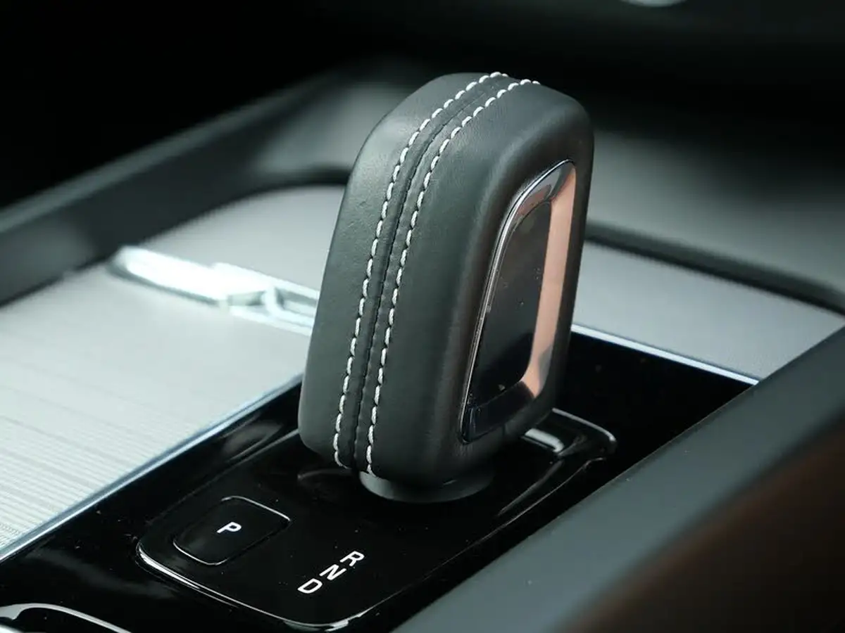 2021-volvo-xc60-20-t6-r-design-340bhp-big-21
