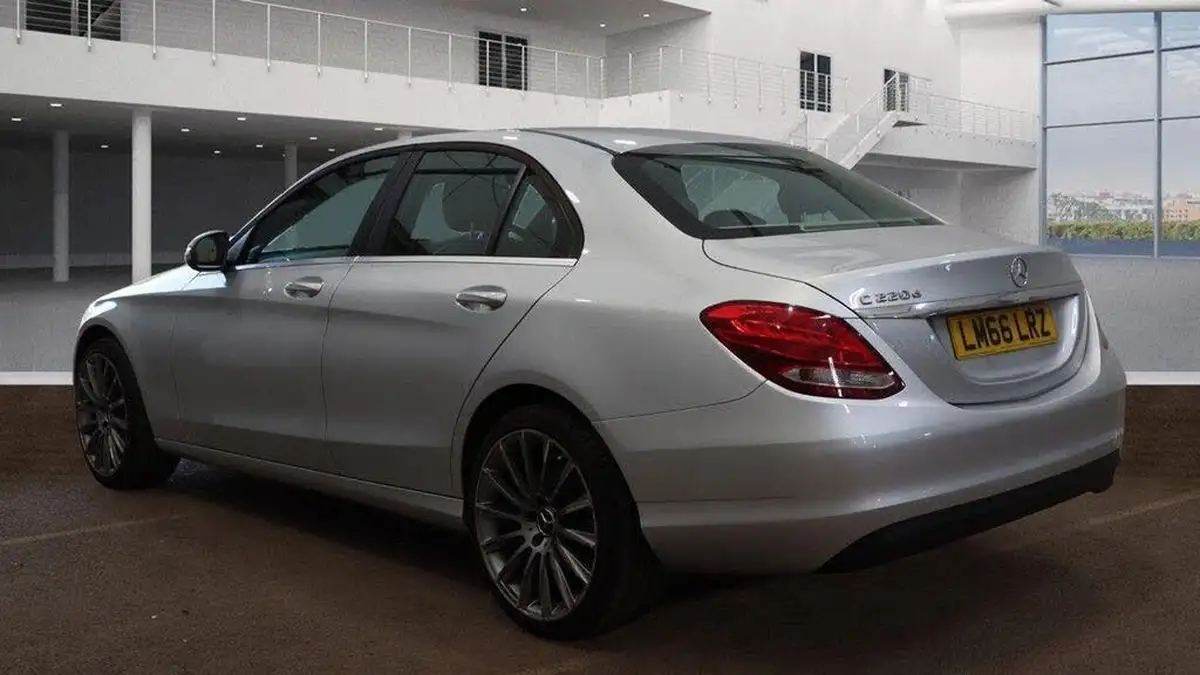 2016-mercedes-benz-c-class-21d-c220d-se-ss-saloon-4d-big-4