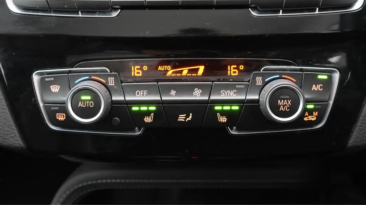 2021-bmw-x1-20td-sdrive18d-xline-big-12