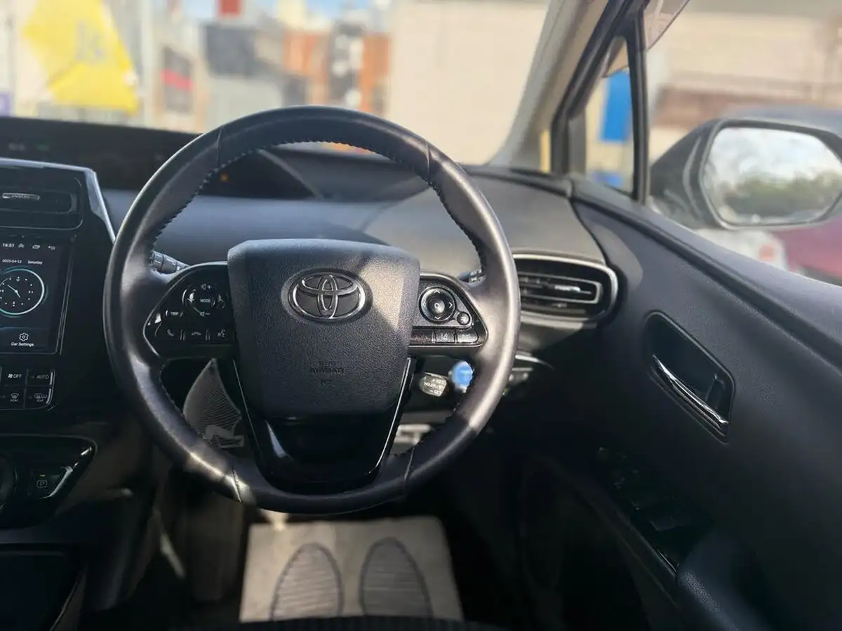 2019-toyota-prius-big-44