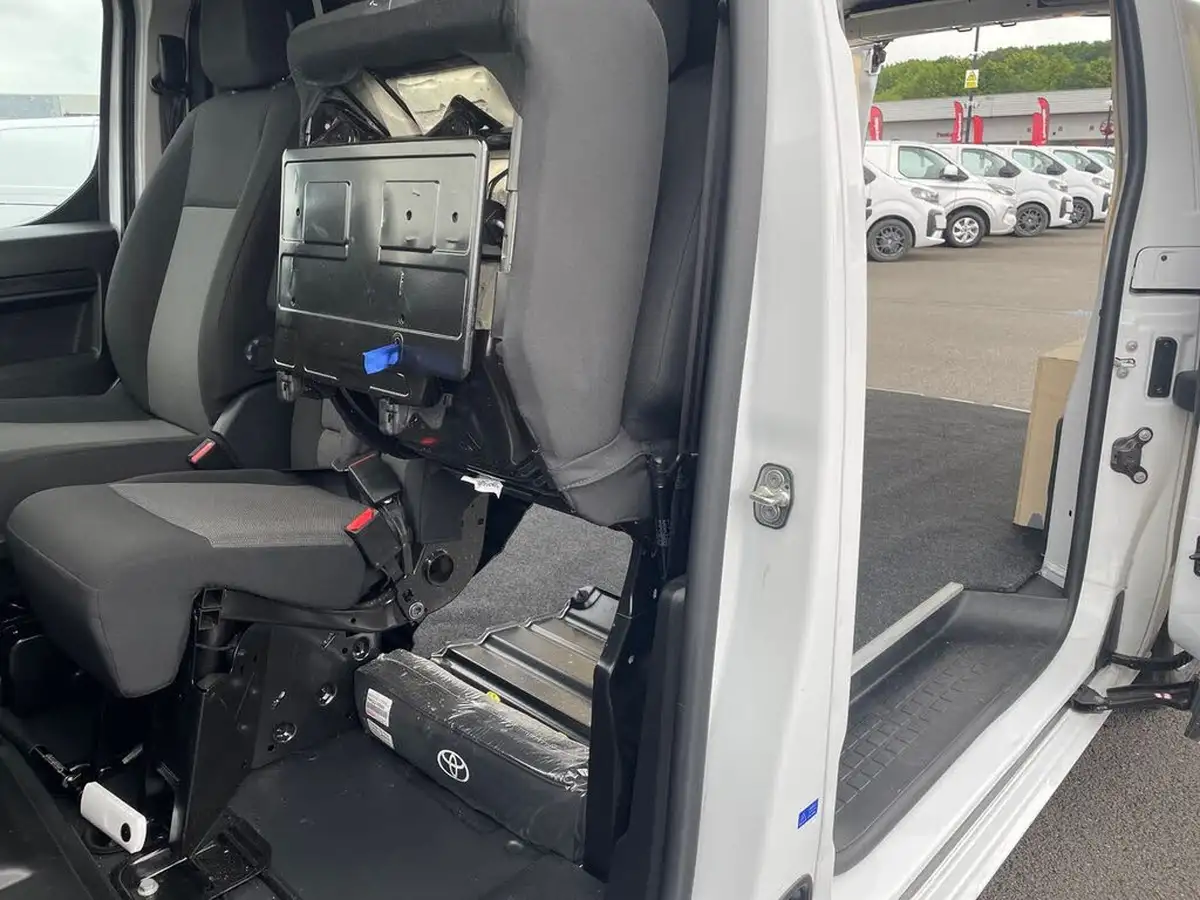 2024-toyota-proace-15d-icon-medium-without-plyliningrear-view-camera-big-20