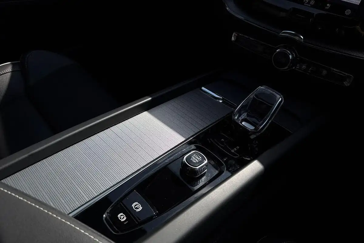 2025-volvo-xc60-20-b5-plus-black-edition-big-41