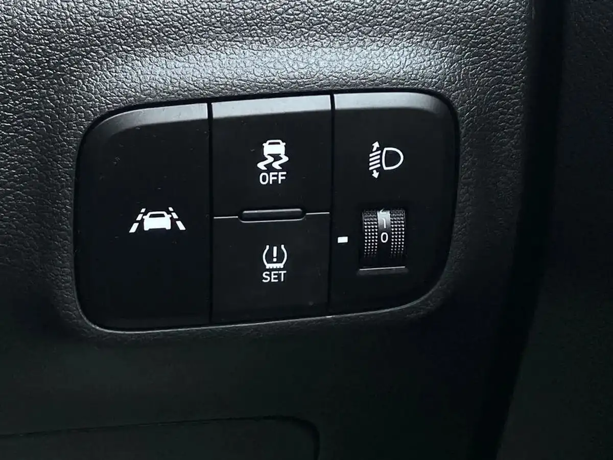2022-hyundai-i10-10-premium-big-38