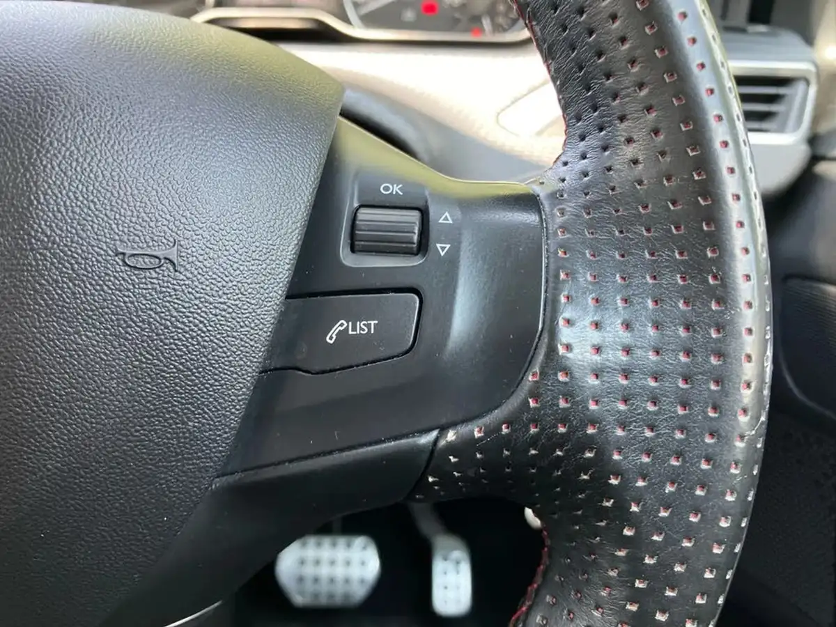 2018-peugeot-208-12-puretech-gt-line-eat6-big-32