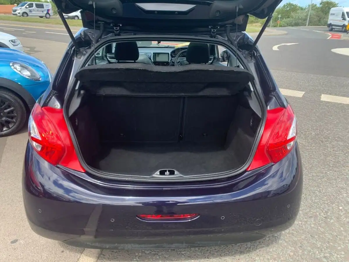 2015-peugeot-208-12-style-puretech-3d-big-5