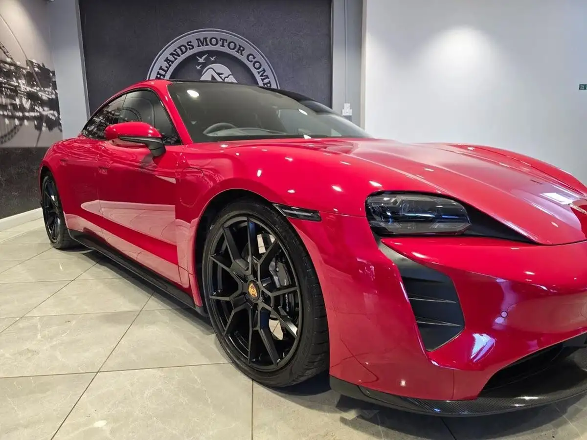 2022-porsche-taycan-e-gts-big-10