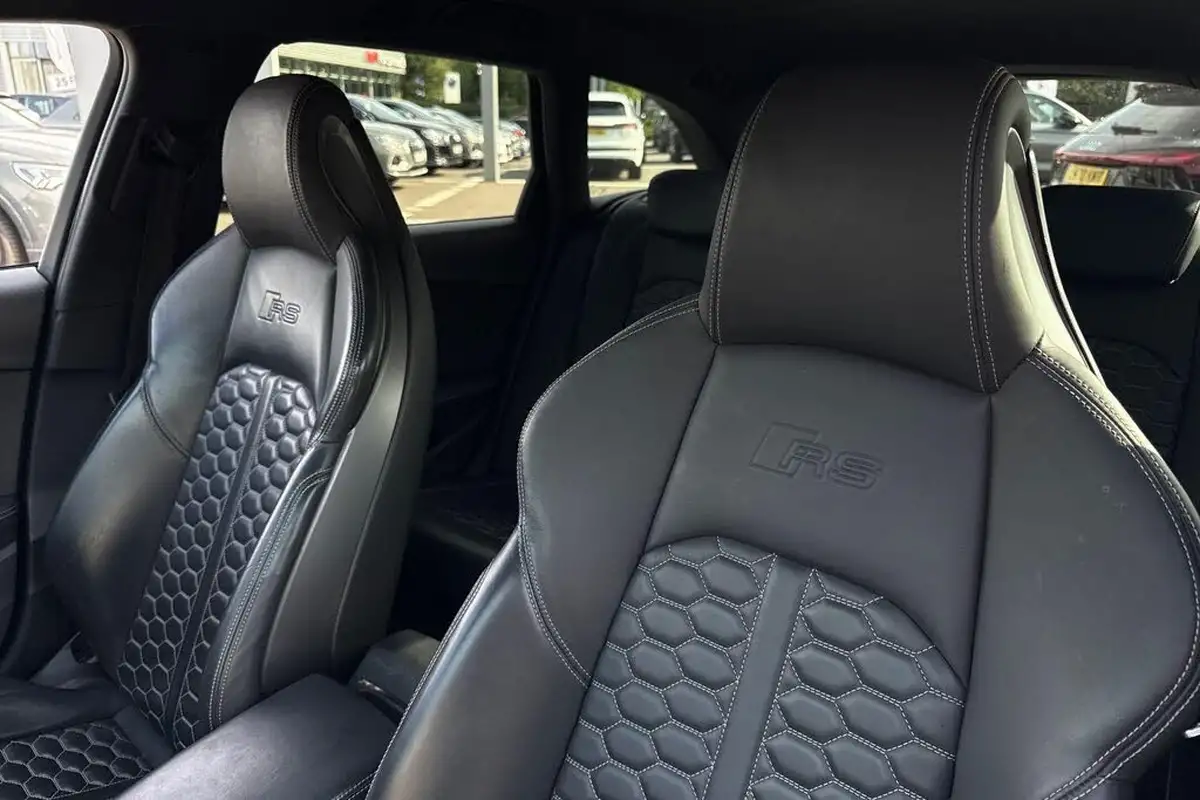 2022-audi-rs4-avant-29-tfsi-big-30