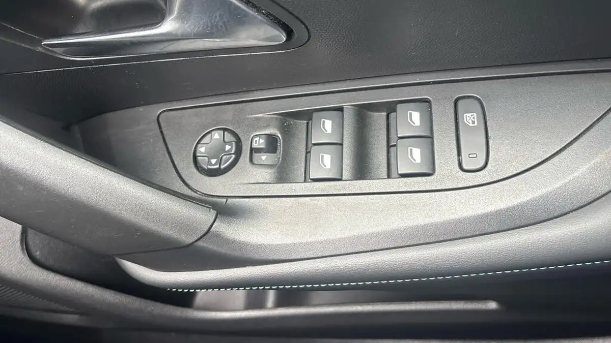 2022-peugeot-2008-suv-12-puretech-allure-premium-100bhp-big-21