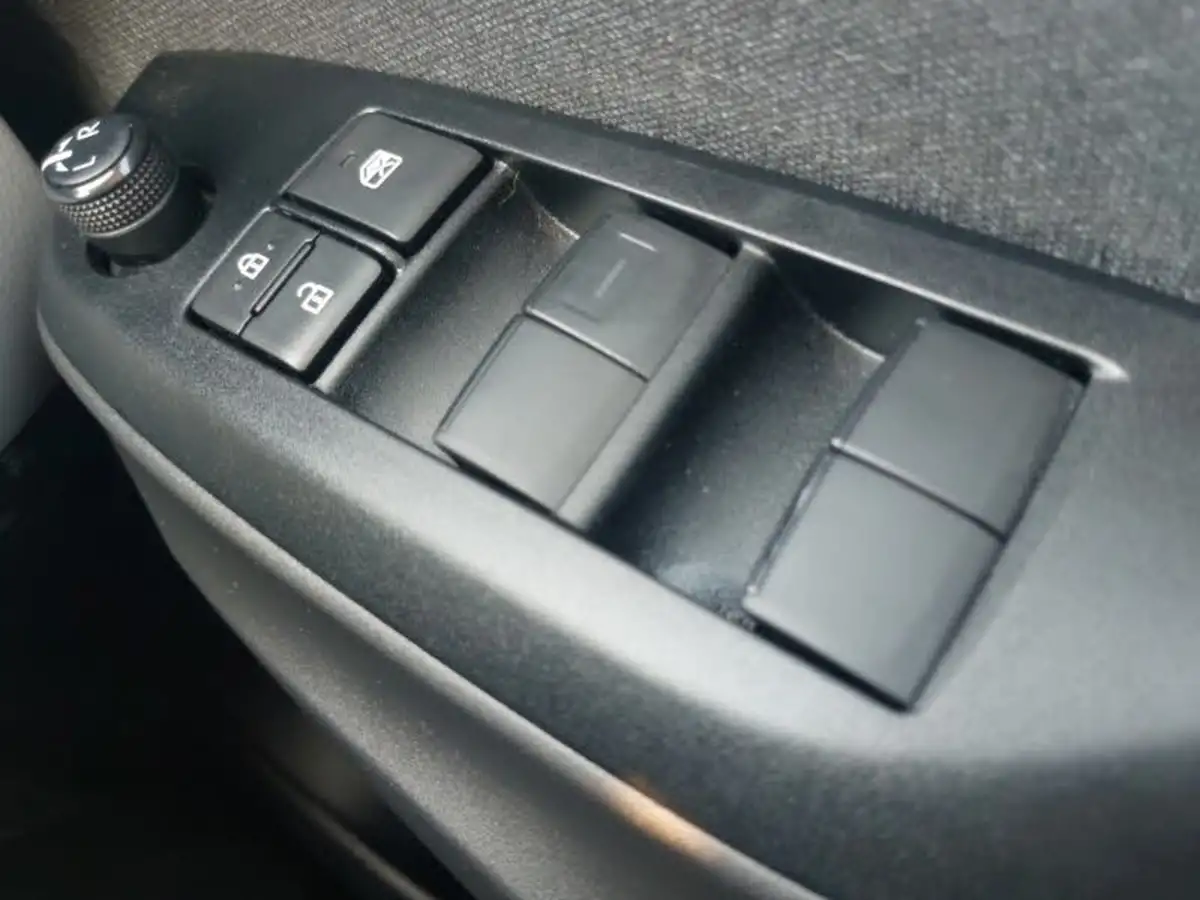 2022-toyota-yaris-cross-15-vvt-i-icon-big-13
