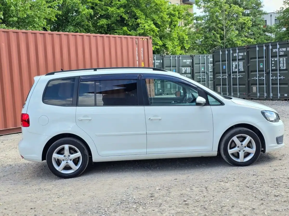 2014-volkswagen-touran-big-14