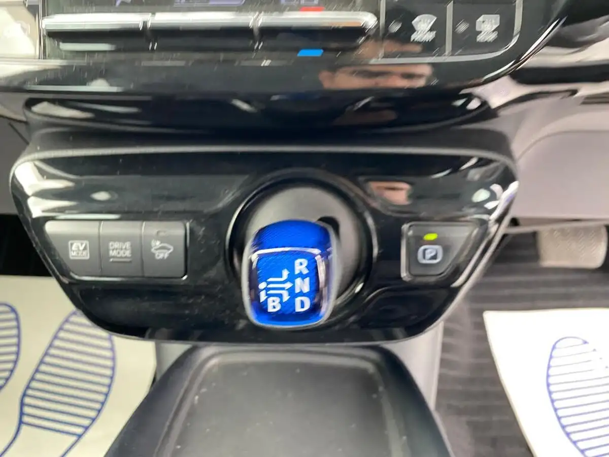 2019-toyota-prius-big-33