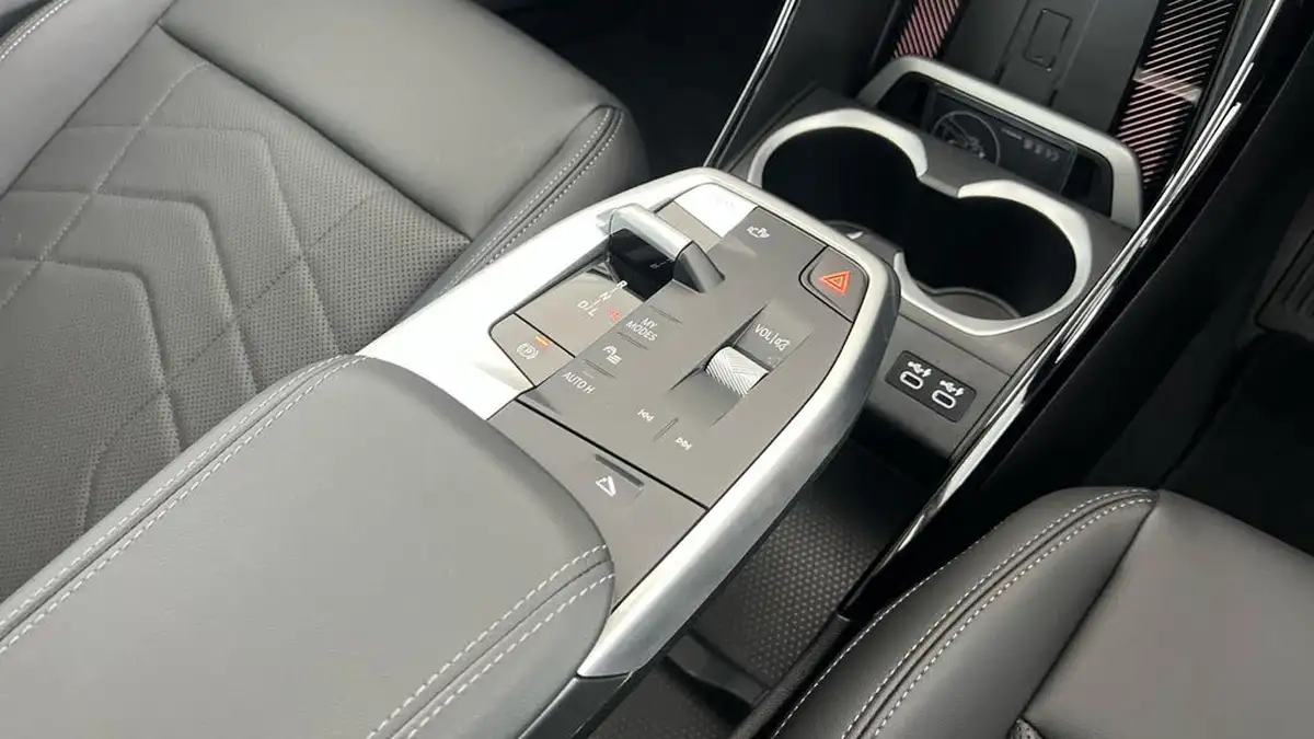 2024-bmw-x1-15-xdrive30e-xline-big-10