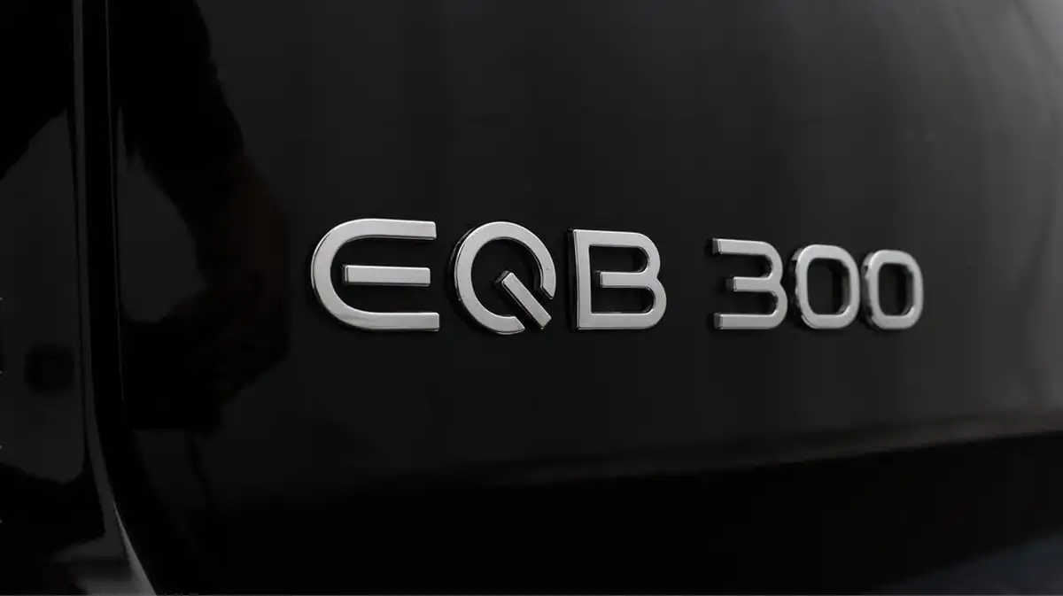2023-mercedes-benz-eqb-e-300-amg-line-big-21