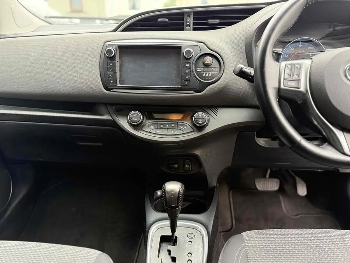 2015-toyota-yaris-15-vvt-i-sport-hybrid-big-14