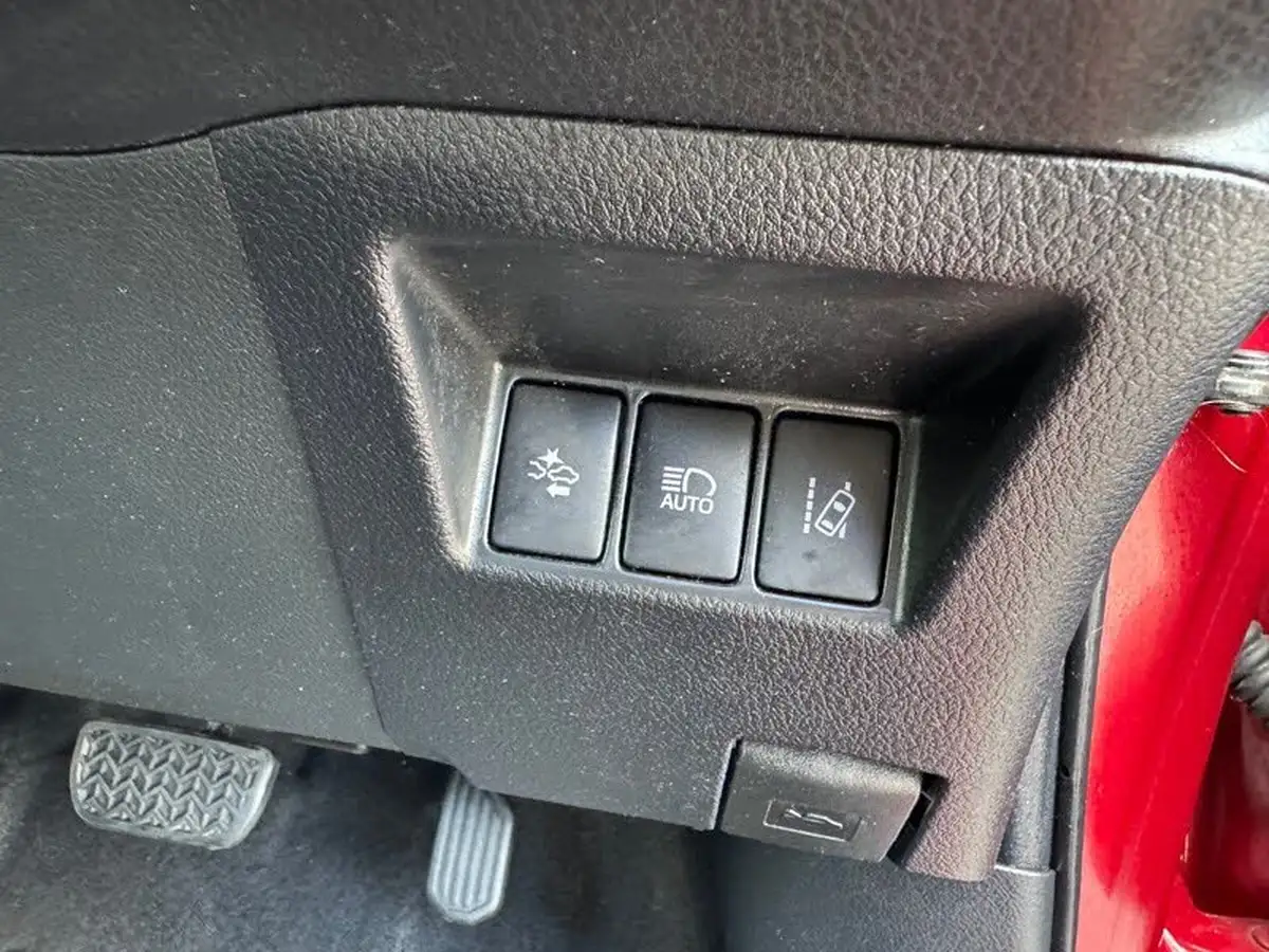 2018-toyota-yaris-15-vvt-i-icon-navi-hybrid-big-38