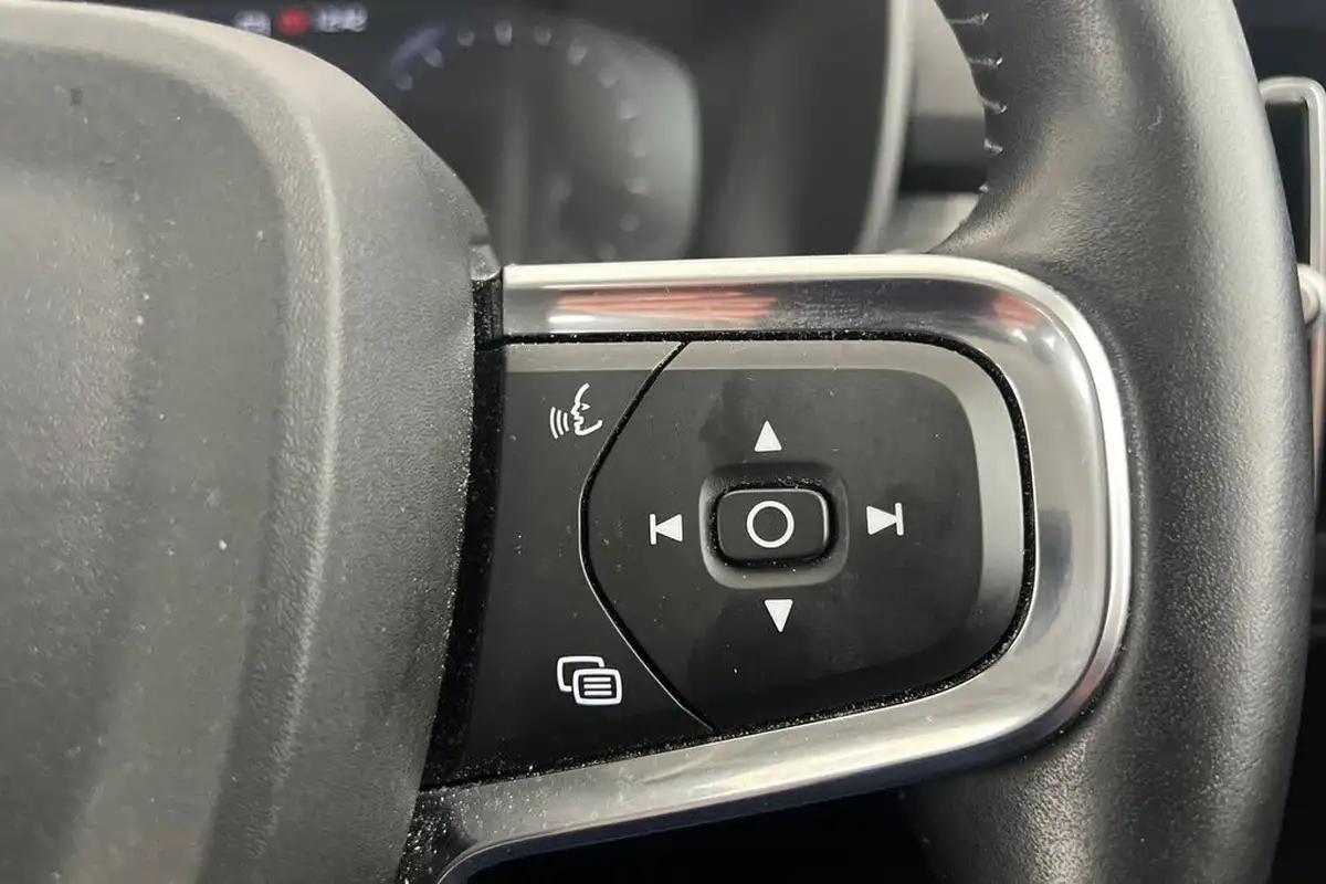 2021-volvo-xc40-15-t3-momentum-161bhp-big-11