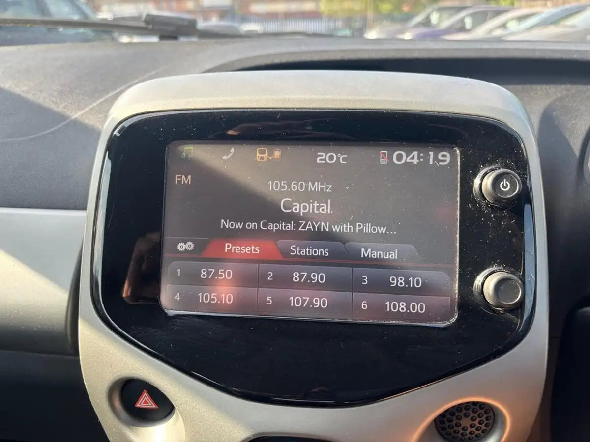 2014-citroen-c1-10-vti-feel-3d-big-10