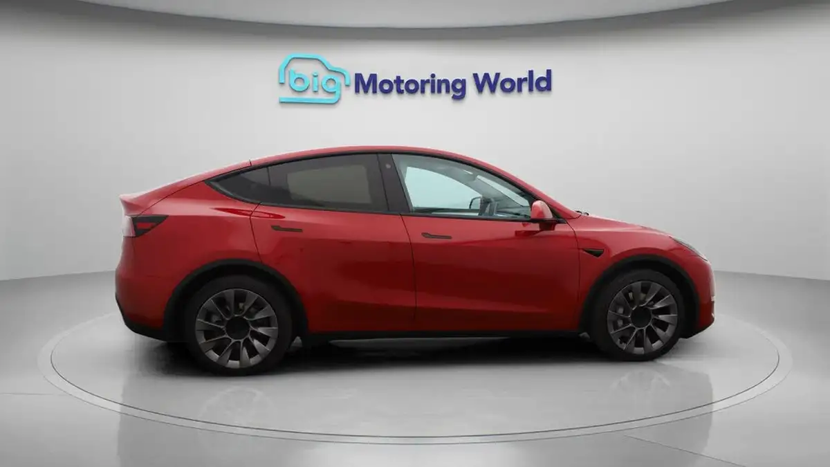 2022-tesla-model-y-e-long-range-big-8