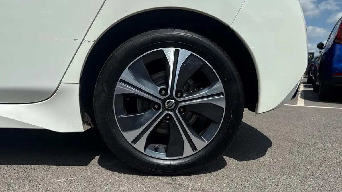2020-nissan-leaf-e-tekna-big-17