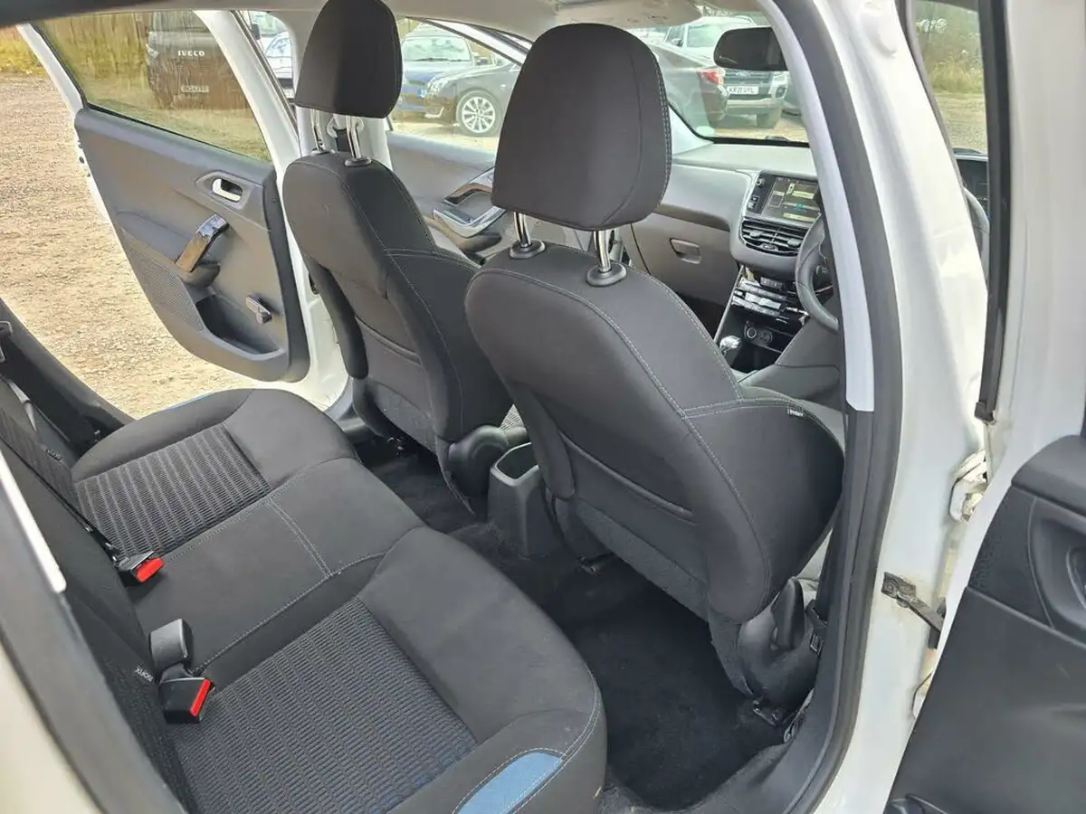 2014-peugeot-208-12-allure-ss-5d-egc-big-28