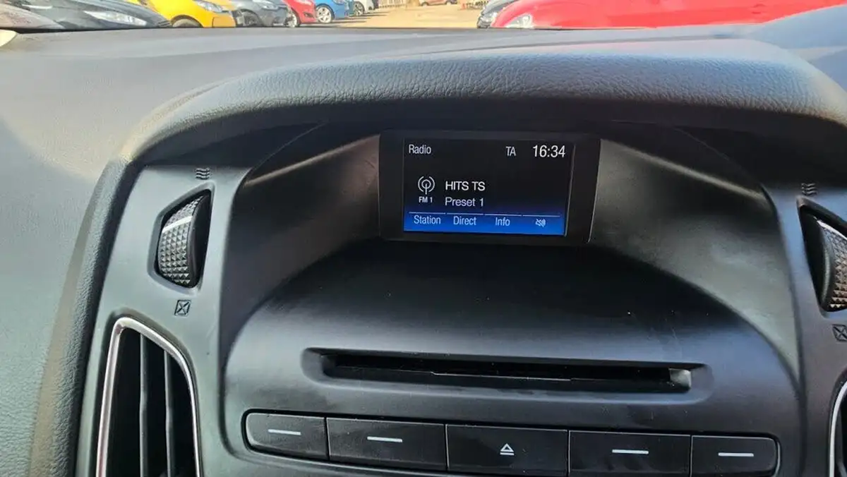 2015-ford-focus-10t-zetec-125ps-hatchback-big-14