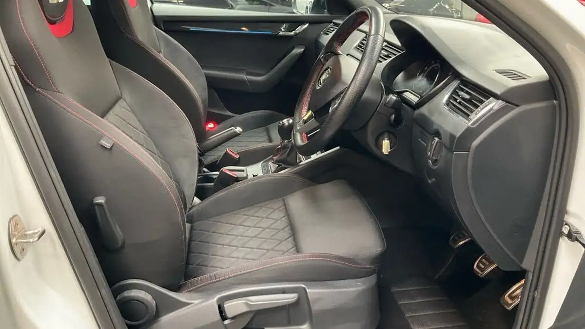 2019-skoda-octavia-20-tsi-vrs-estate-big-1