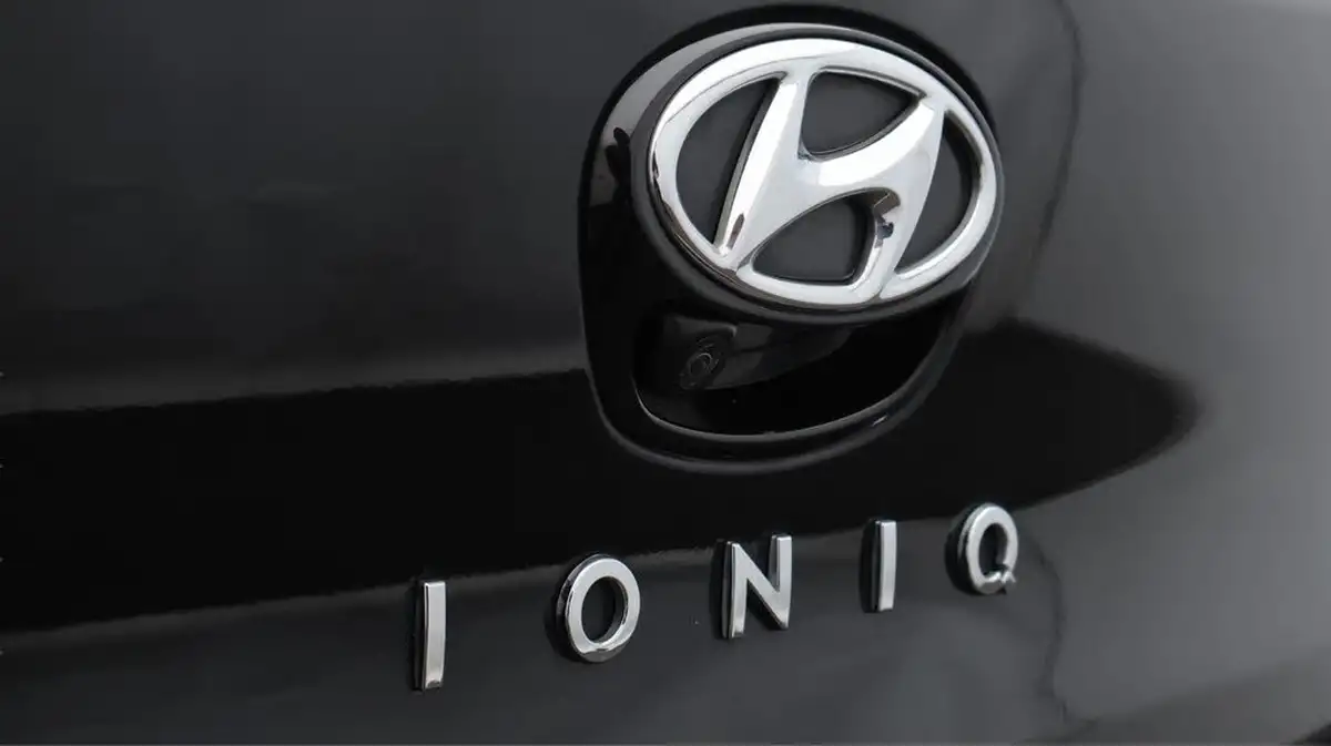 2021-hyundai-ioniq-e-premium-se-electric-100kw-big-22