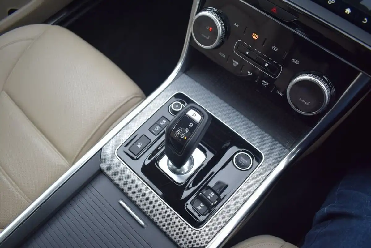 2019-jaguar-xe-20i-se-250ps-big-33
