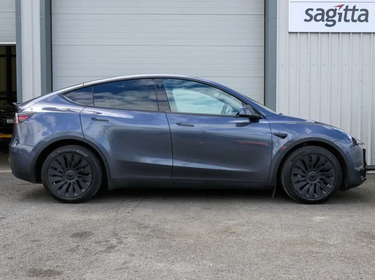 2023-tesla-model-y-e-long-range-big-4