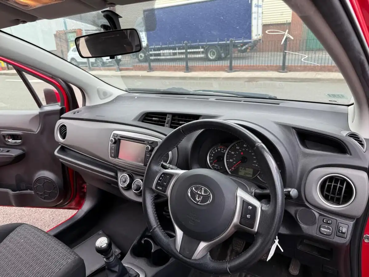 2013-toyota-yaris-133-tr-vvt-i-5d-big-16