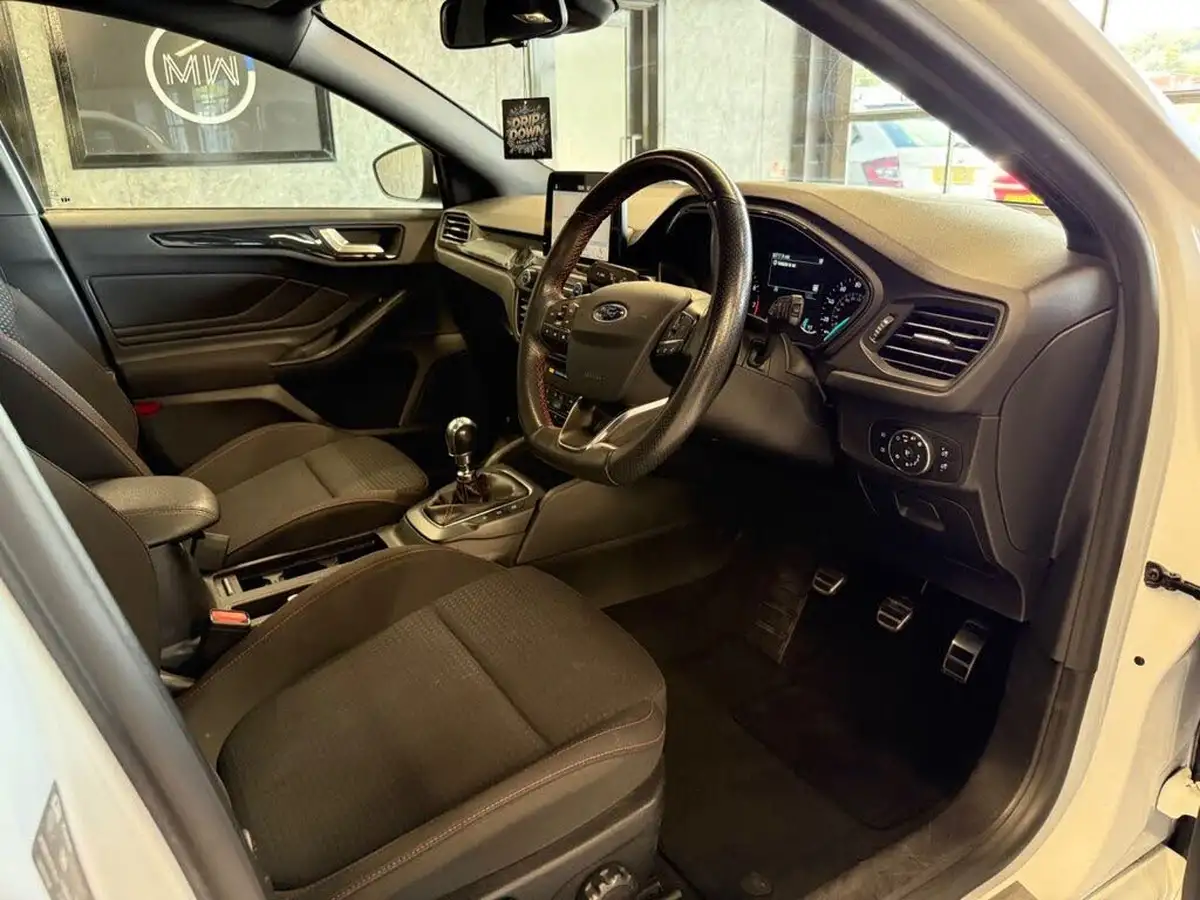 2019-ford-focus-15t-st-line-estate-big-20