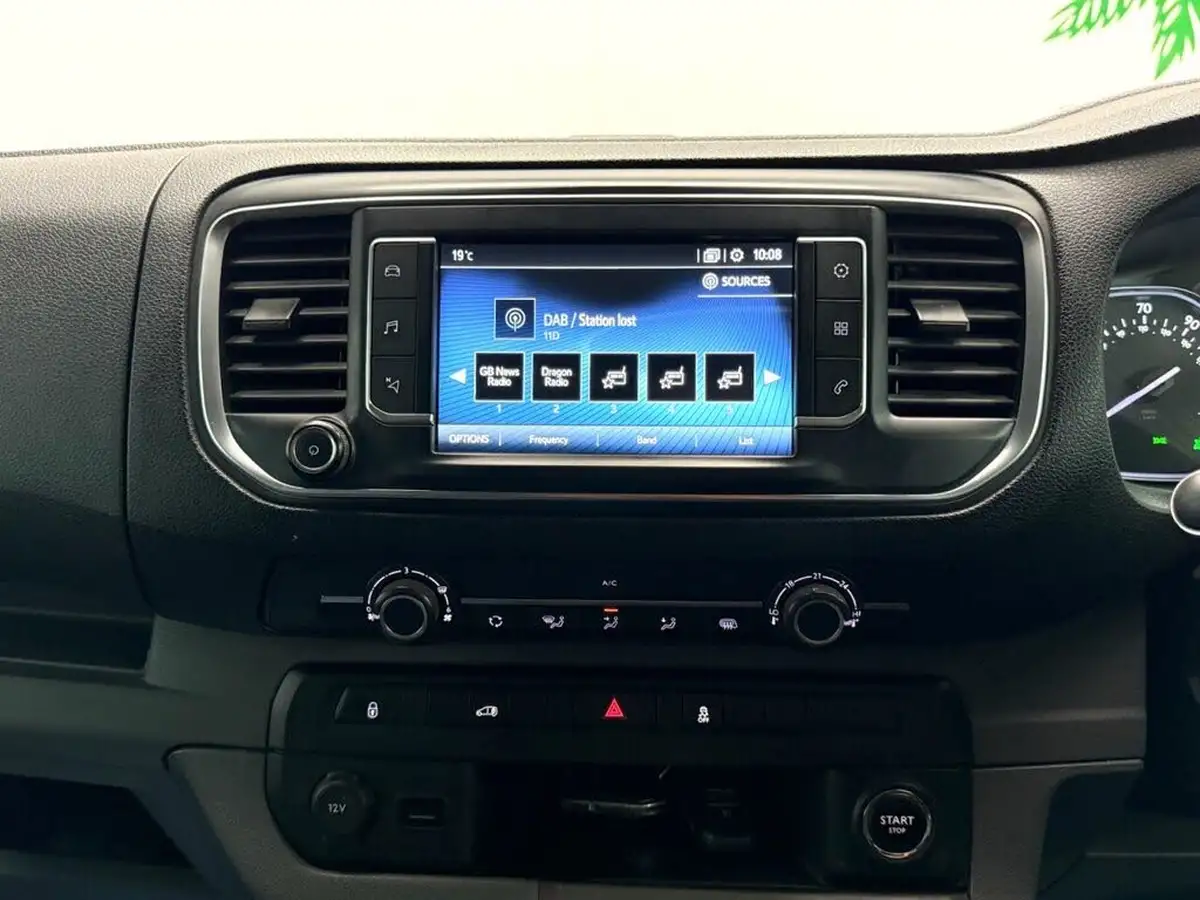 2019-toyota-proace-20d-design-medium-120hpeu6-panel-big-26