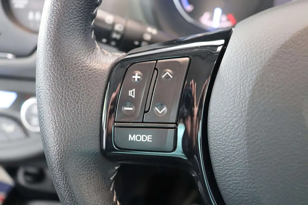 2020-toyota-yaris-15-vvt-i-icon-98bhp-hybrid-1497cc-e-cvt-big-48
