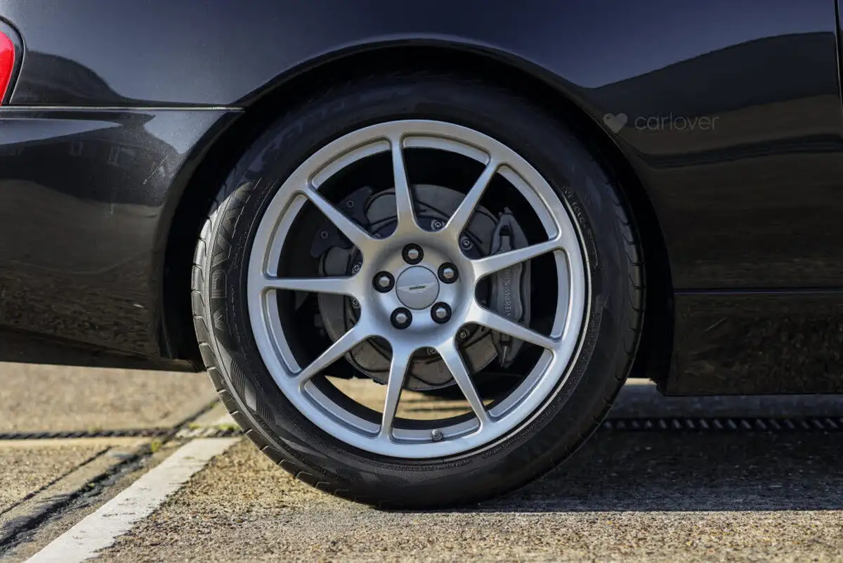 2004-aston-martin-vanquish-59-big-31