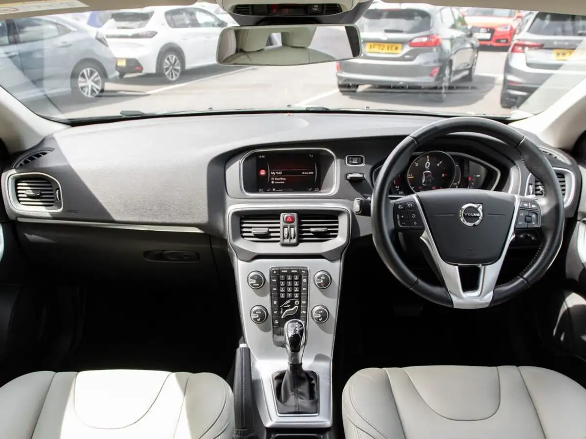 2018-volvo-v40-20td-d3-inscription-geartronic-big-2