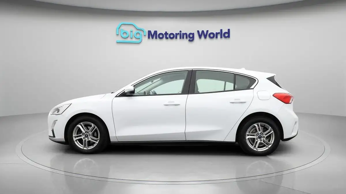 2019-ford-focus-15-zetec-120ps-hatchback-big-4