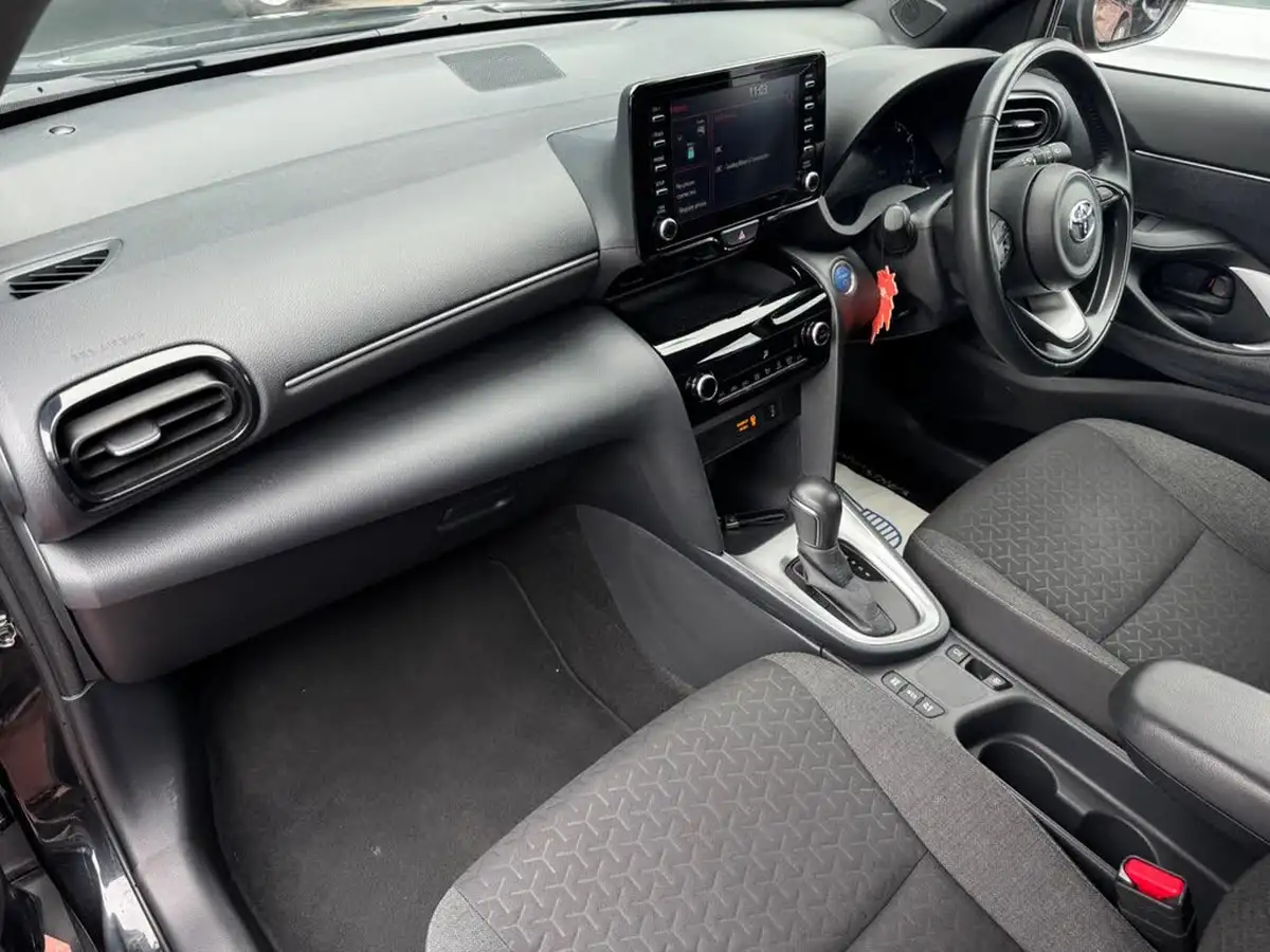 2022-toyota-yaris-15-vvt-i-design-panoramic-roof-big-24