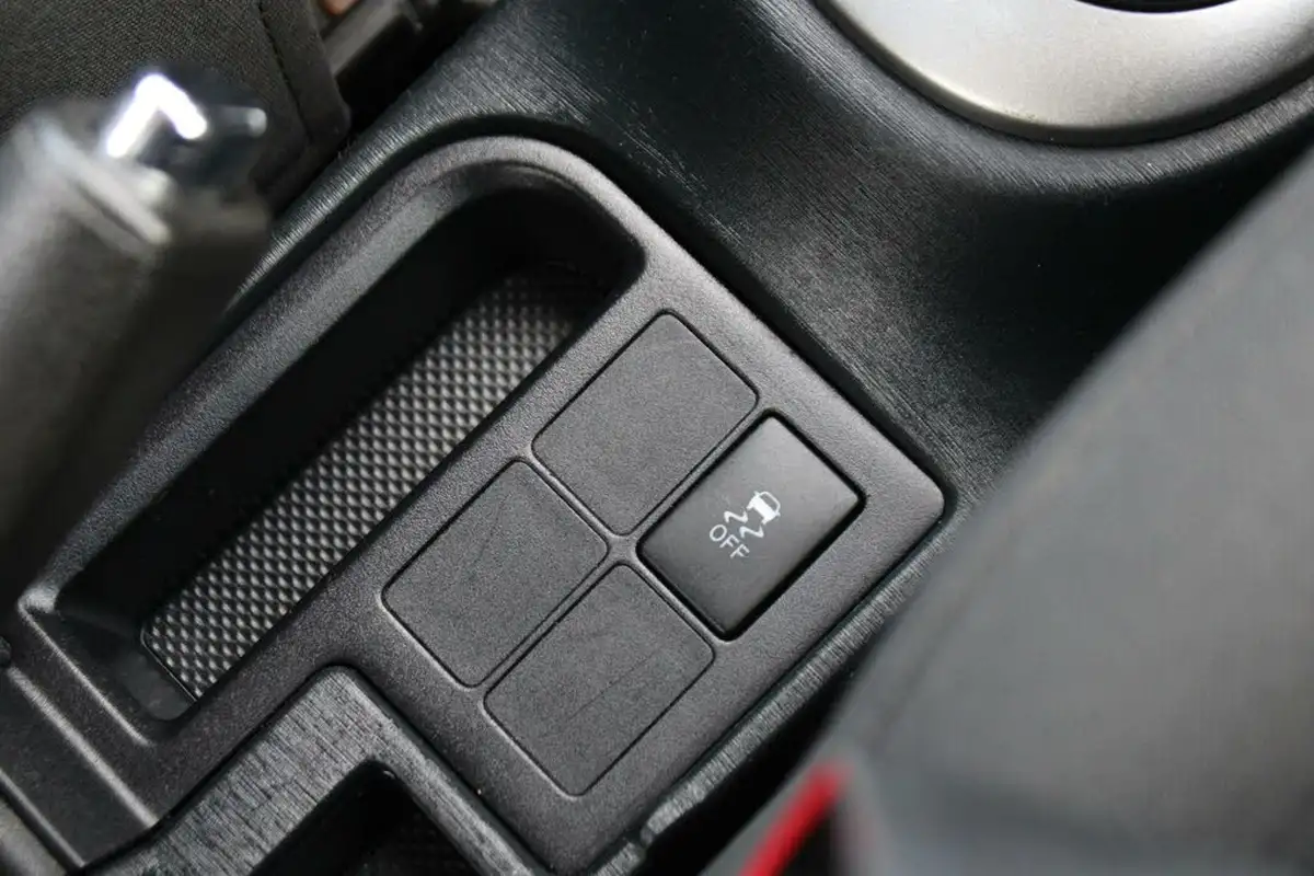2012-toyota-yaris-133-tr-vvt-i-5d-big-20