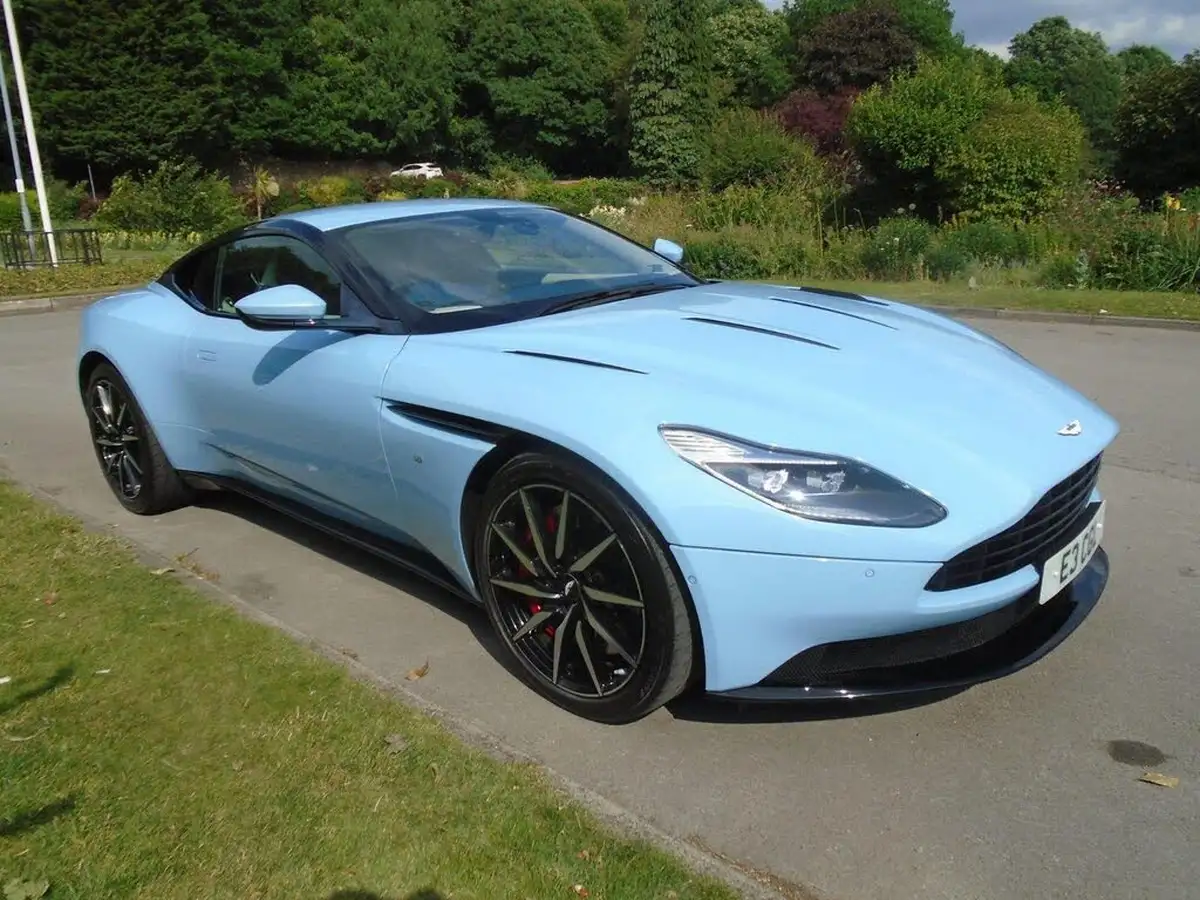 2017-aston-martin-db11-52-v12-launch-edition-big-0